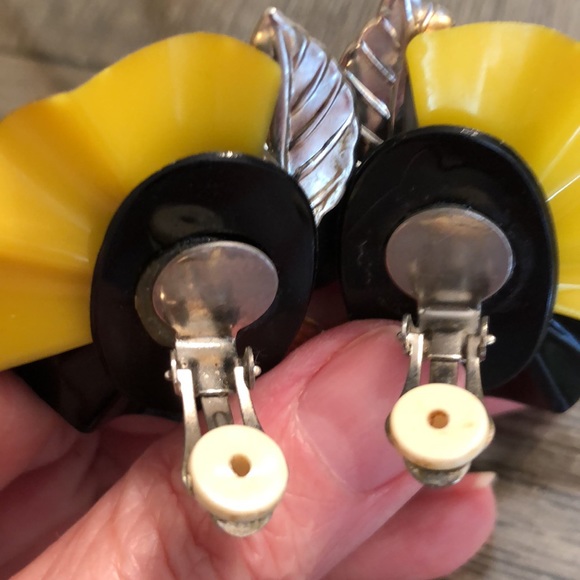 Vintage 80’s - 90’s Acrylic Gem & Flower Cluster Clip Earring Black & Gold - Picture 9 of 14